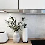 Seaside - Zentrales Design-apartment Mit Balkon & Parkplatz - 2 Minuten Zum *