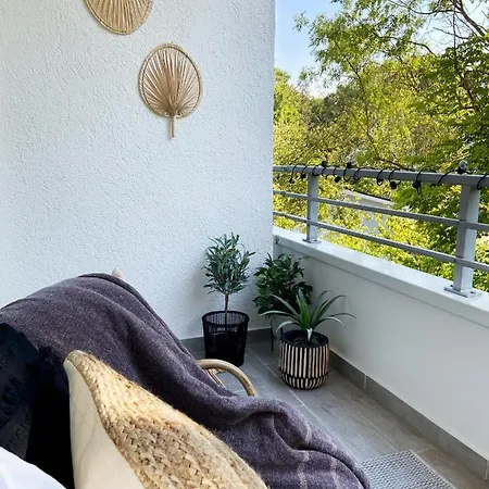 Seaside - Zentrales Design-apartment Mit Balkon & Parkplatz - 2 Minuten Zum * Timmendorfer Strand