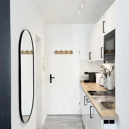 Seaside - Zentrales Design-apartment Mit Balkon & Parkplatz - 2 Minuten Zum Apartment *