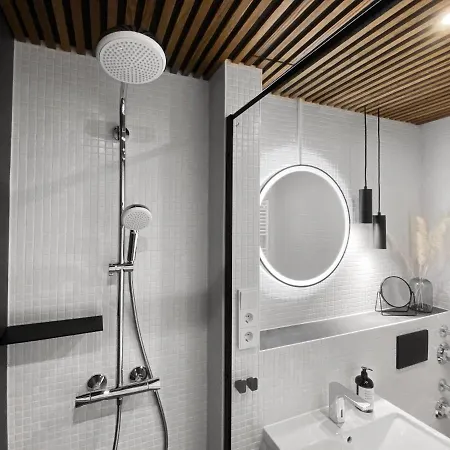 Seaside - Zentrales Design-apartment Mit Balkon & Parkplatz - 2 Minuten Zum Appartement