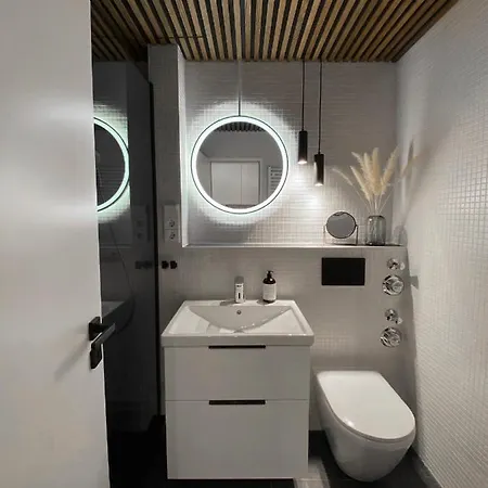 Seaside - Zentrales Design-apartment Mit Balkon & Parkplatz - 2 Minuten Zum * Timmendorfer Strand